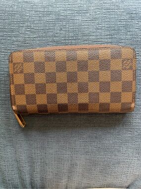 Louis Vuttion Zippy Wallet